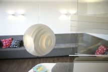 Wartezimmer mit Sofa und Deckenlampe