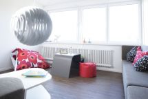 Wartezimmer mit Sofa und Deckenlampe