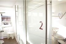 Blick durch die Glastüren in zwei Behandlungszimmer