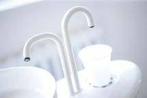 Detail des Spuckbeckens mit Becher