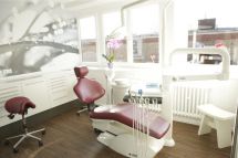 Behandlungszimmer mit Behandlungsstuhl